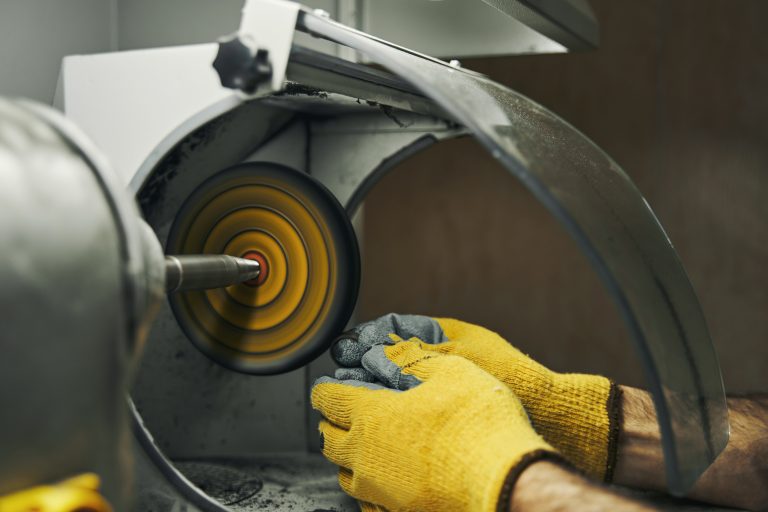 Meule abrasive utilisée pour polir les pieces de moto Polissage des pièces moto avant anodisation